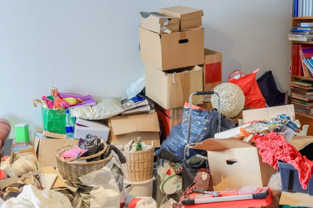 Vollgestellter Raum in einem Haus vor der Entrümpelung