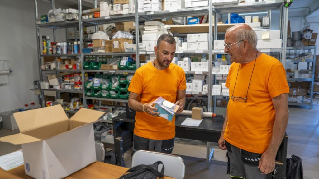 Werkzeug, Maschinen und Lagerregale bei der Betriebsauflösung eines Handwerksbetriebs