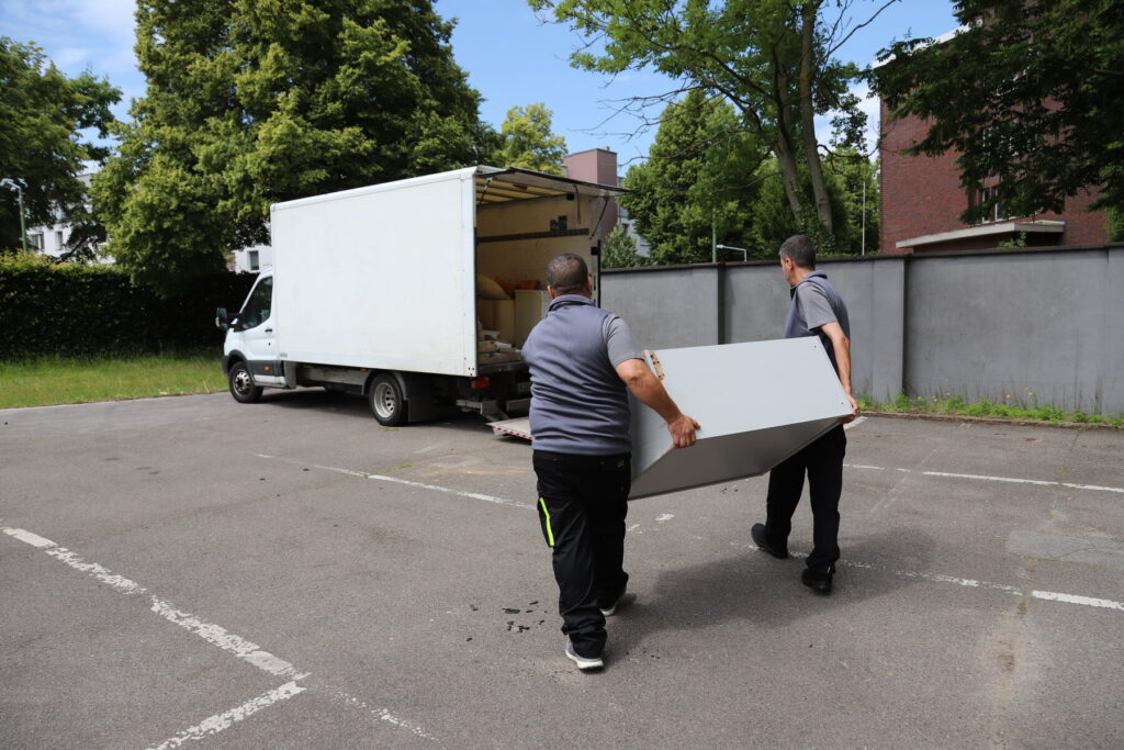 Abtransport von Möbeln zum Transporter durch MK Entrümpelung