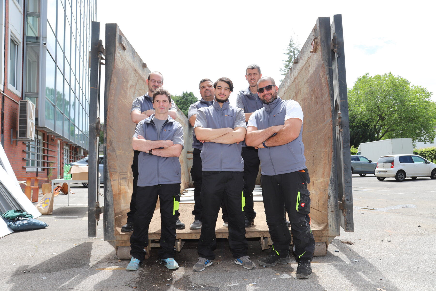 Team von MK Entrümpelung vor dem Transporter in Essen