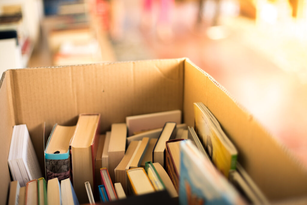 Kiste mit aussortierten Büchern